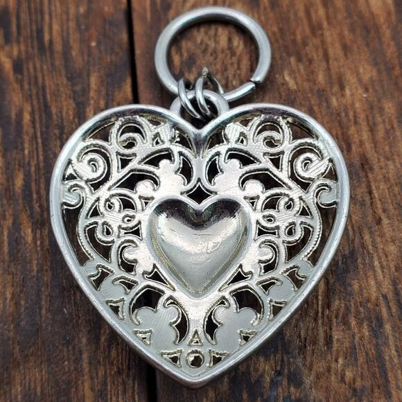 Victorian Carved lace heart necklace pendant ❤️ - Picture 2 of 2